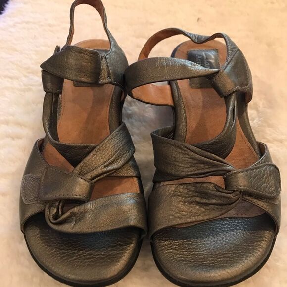 Clarks Artisan Lucena Metallic Sandal 6 Wide - Picture 8 of 8